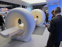 2010 11 29 17 28 53 585 Philips Pet Mri 200