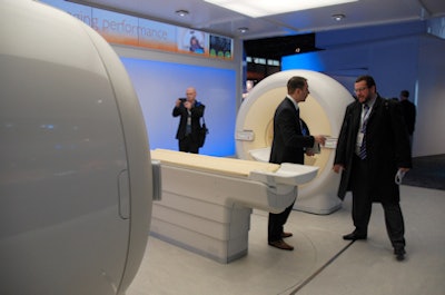 2012 11 27 15 42 55 879 Philips Ingenuity Tf Pet Mri03 394