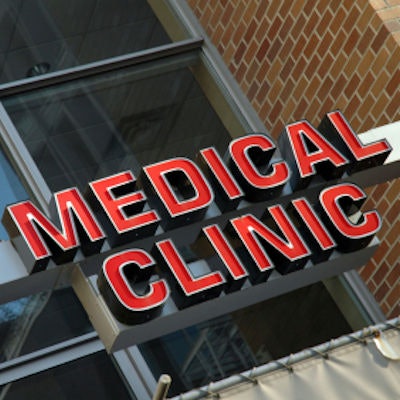 2019 07 16 23 22 5287 Medical Clinic Sign 400