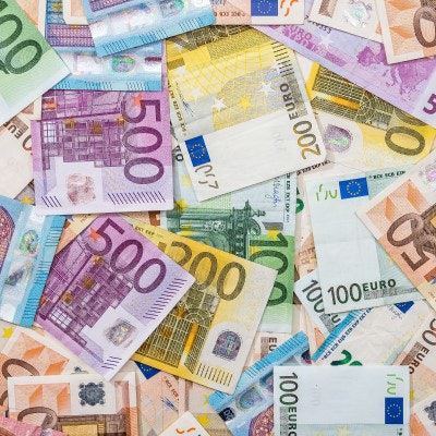 2020 04 20 23 13 8684 Euros Bills 400