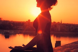 2021 02 02 01 49 0605 Woman Meditation Sun 400