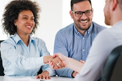 2020 08 31 20 27 6574 Business Manager Handshake 400