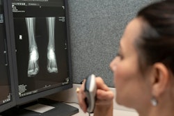 2022 11 04 17 22 8975 Radiologist Computer Screen X Ray 400