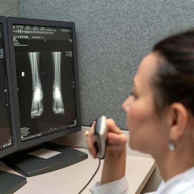 2022 11 04 17 22 8975 Radiologist Computer Screen X Ray 400