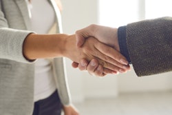 2020 02 21 17 18 9566 Business Handshake Woman 400