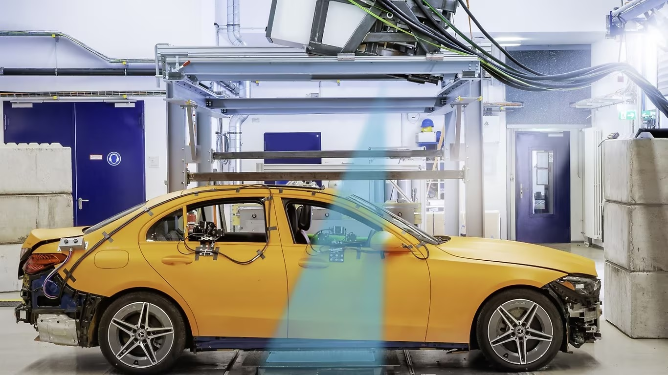 Mercedes-Benz, x-ışını teknolojisini çarpışma testi prosedürlerine entegre ediyor