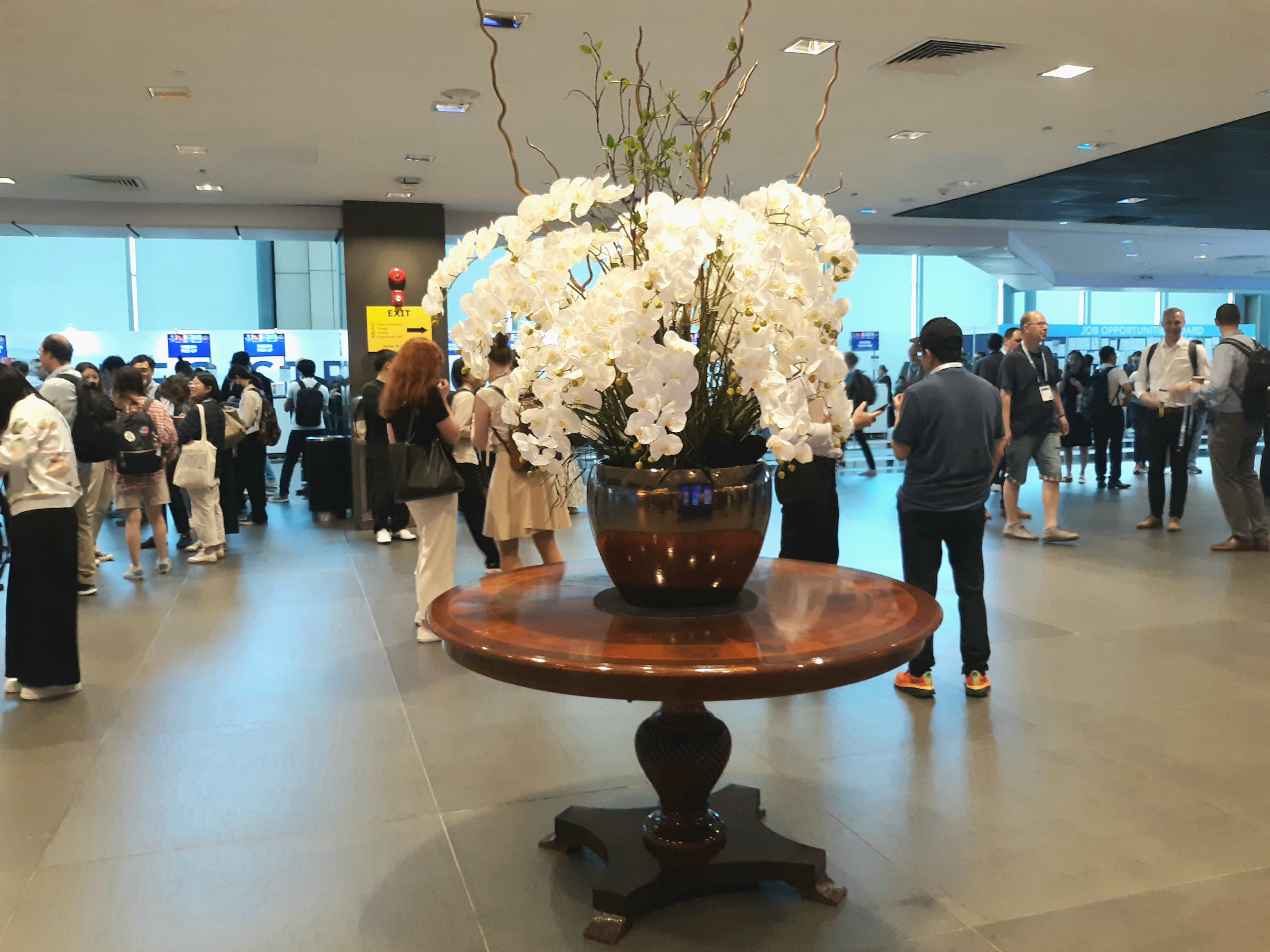 ISMRM 2024 attendees chat in between sessions in the conference center lobby.