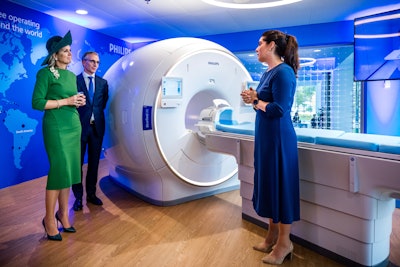 Queen Máxima and Philips CEO Roy Jakobs are shown the BlueSeal MRI system.