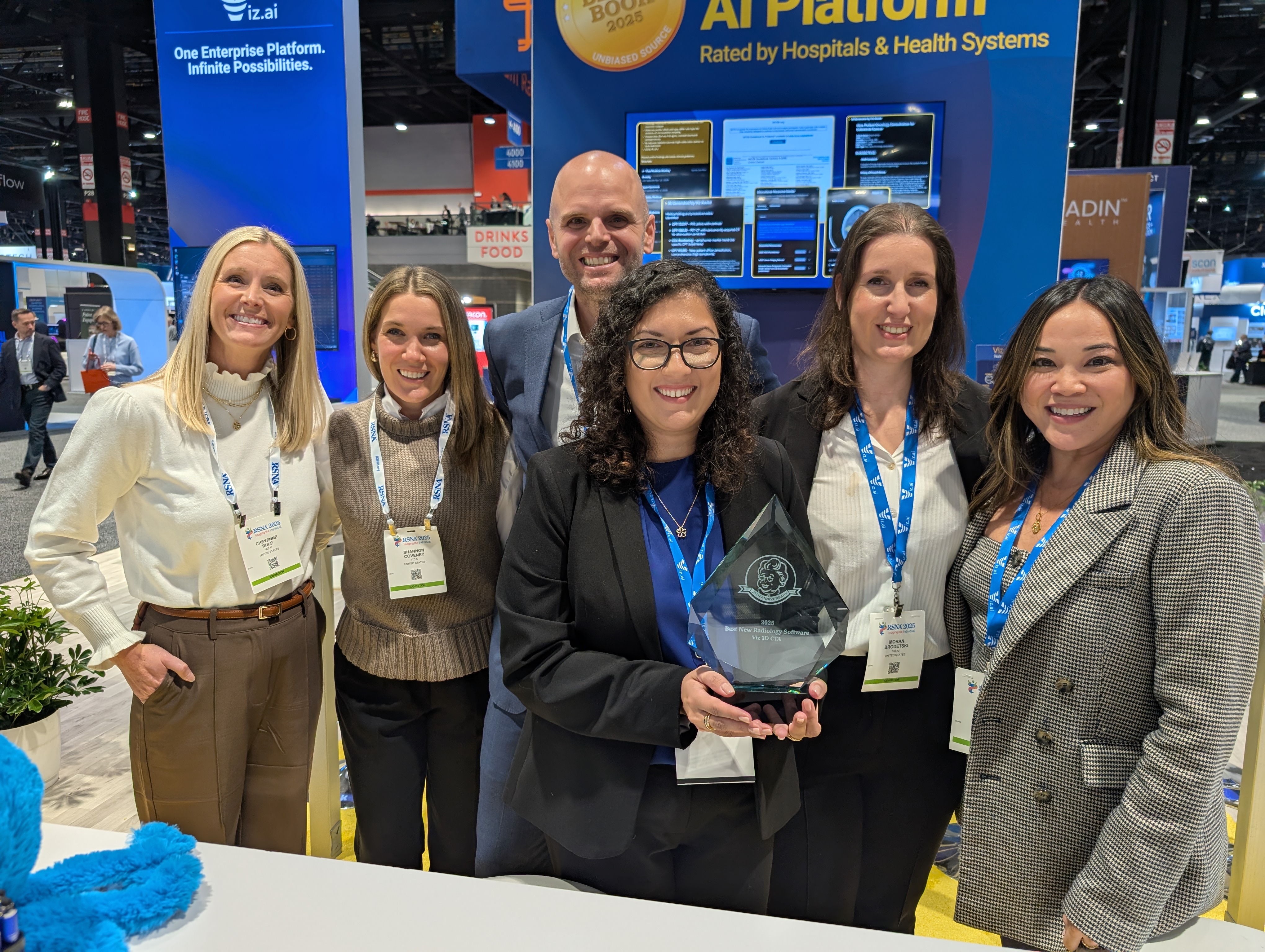 The Viz.ai team accepts the 2025 Minnies Award for Best New Radiology Software.