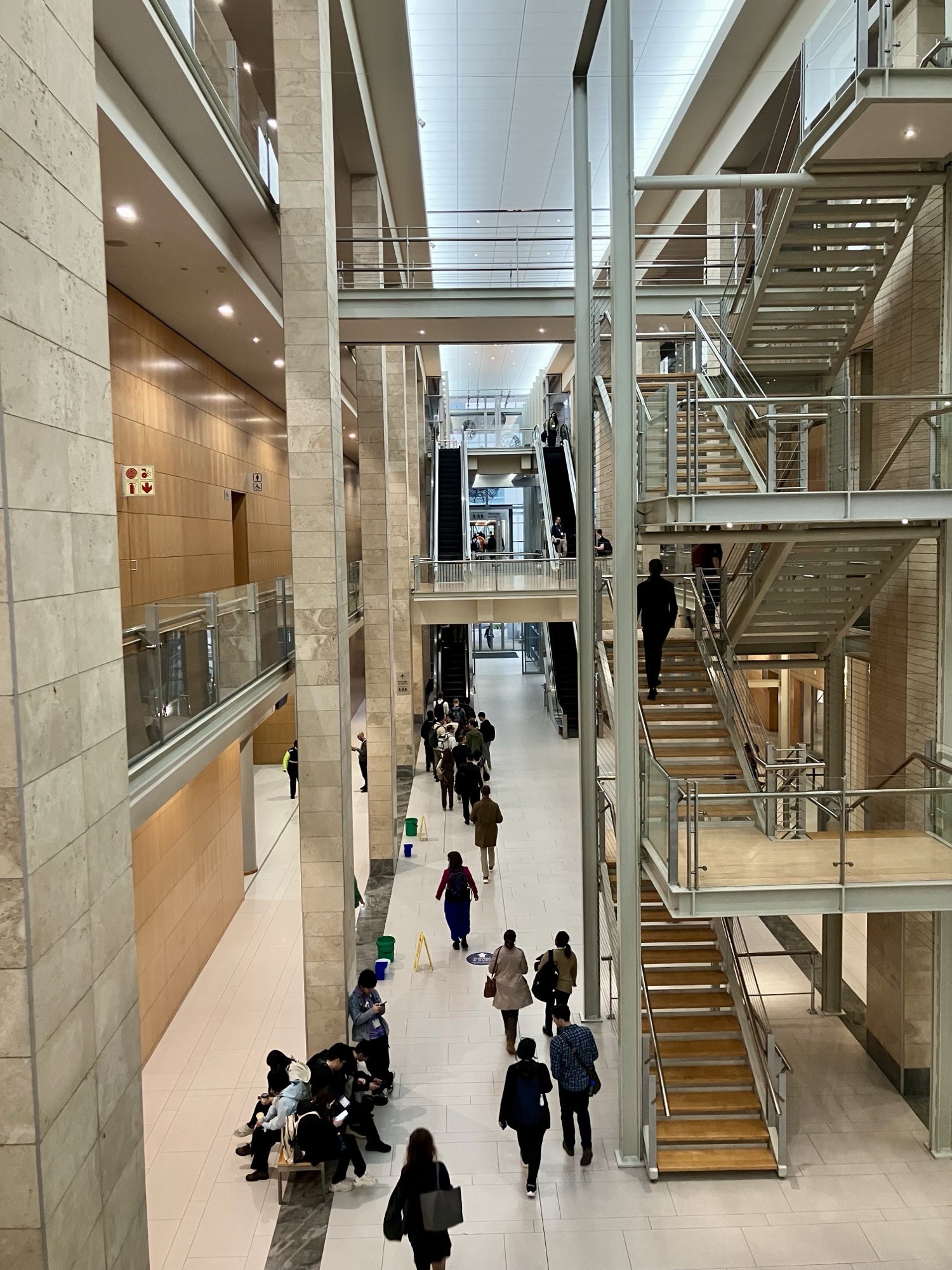 ISMRM attendees make their way to sessions.