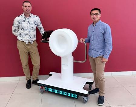 Wellumio co-founders Dr Shieak Tzeng and Dr Sergei Obruchkov with the Axana portable stroke detection device.