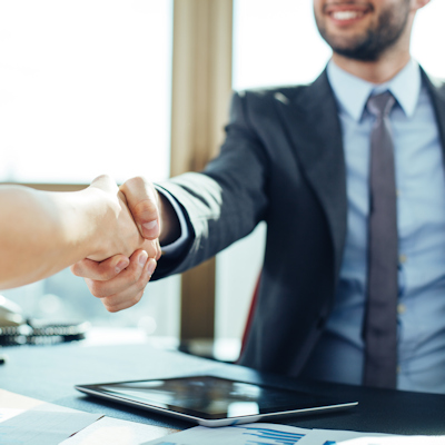 Business Man Handshake 400 (1)