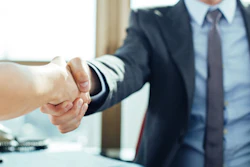 Business Man Handshake 400 (1)